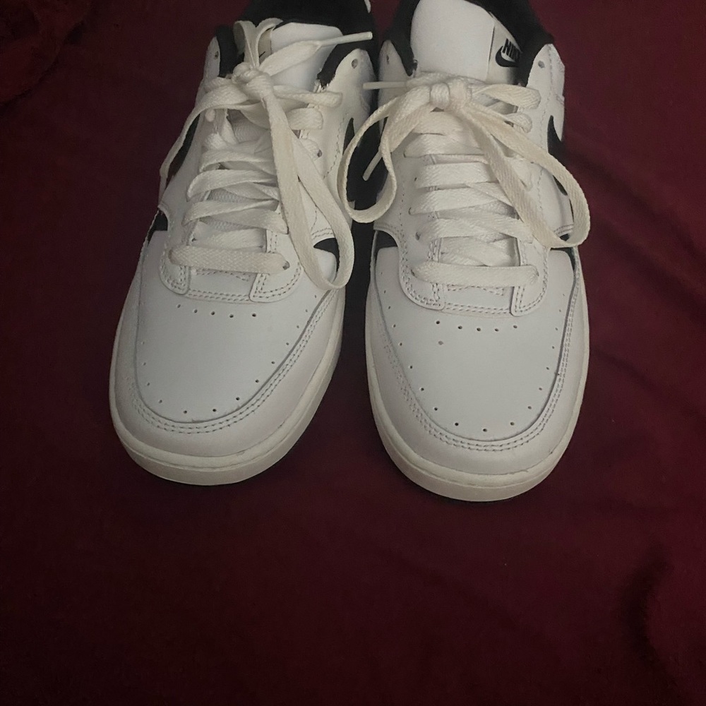 Nike White and Black Sneakers